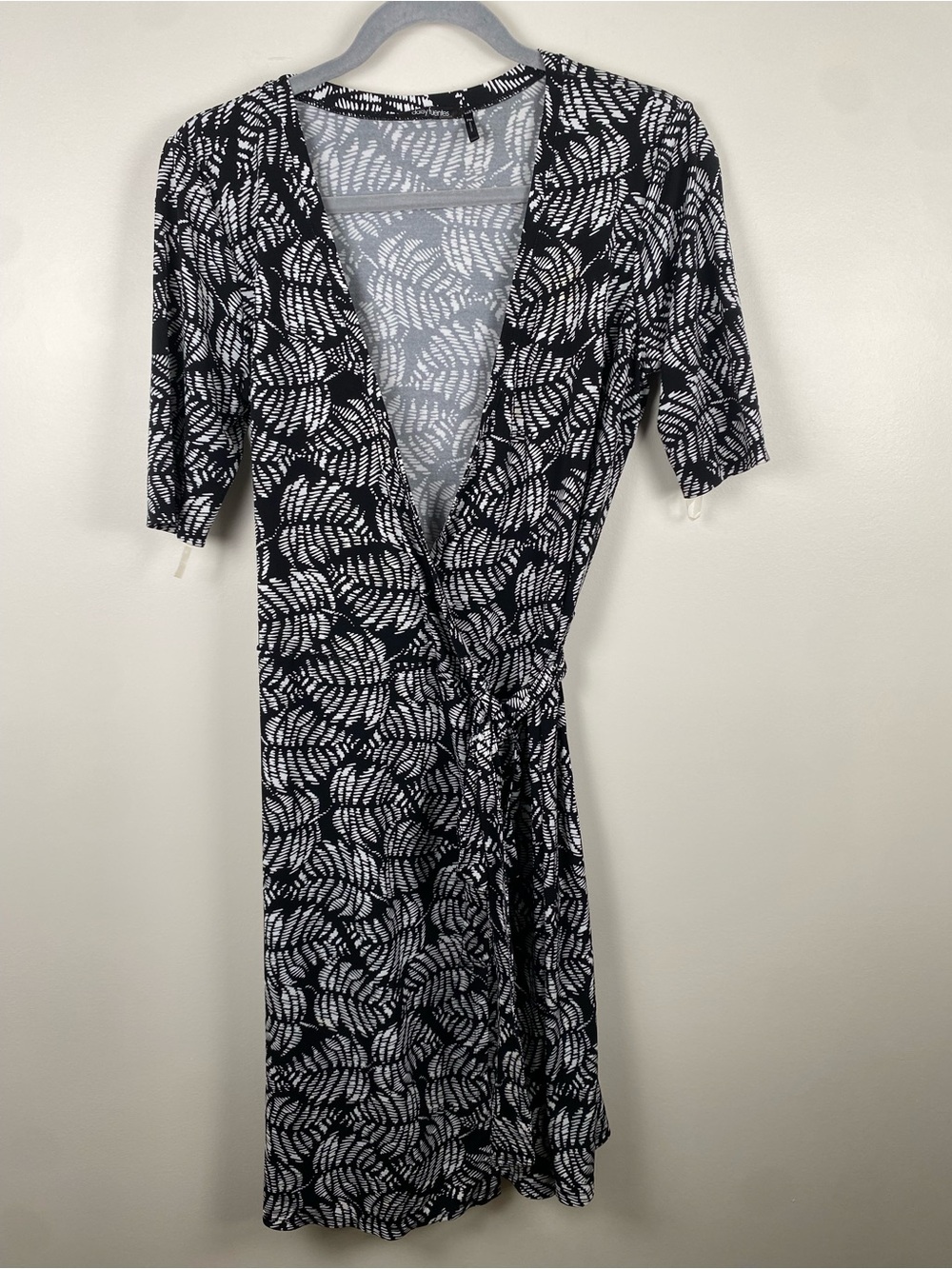 Daisy Fuentes Black & White Leaf-Print Wrap Dress Medium Petite